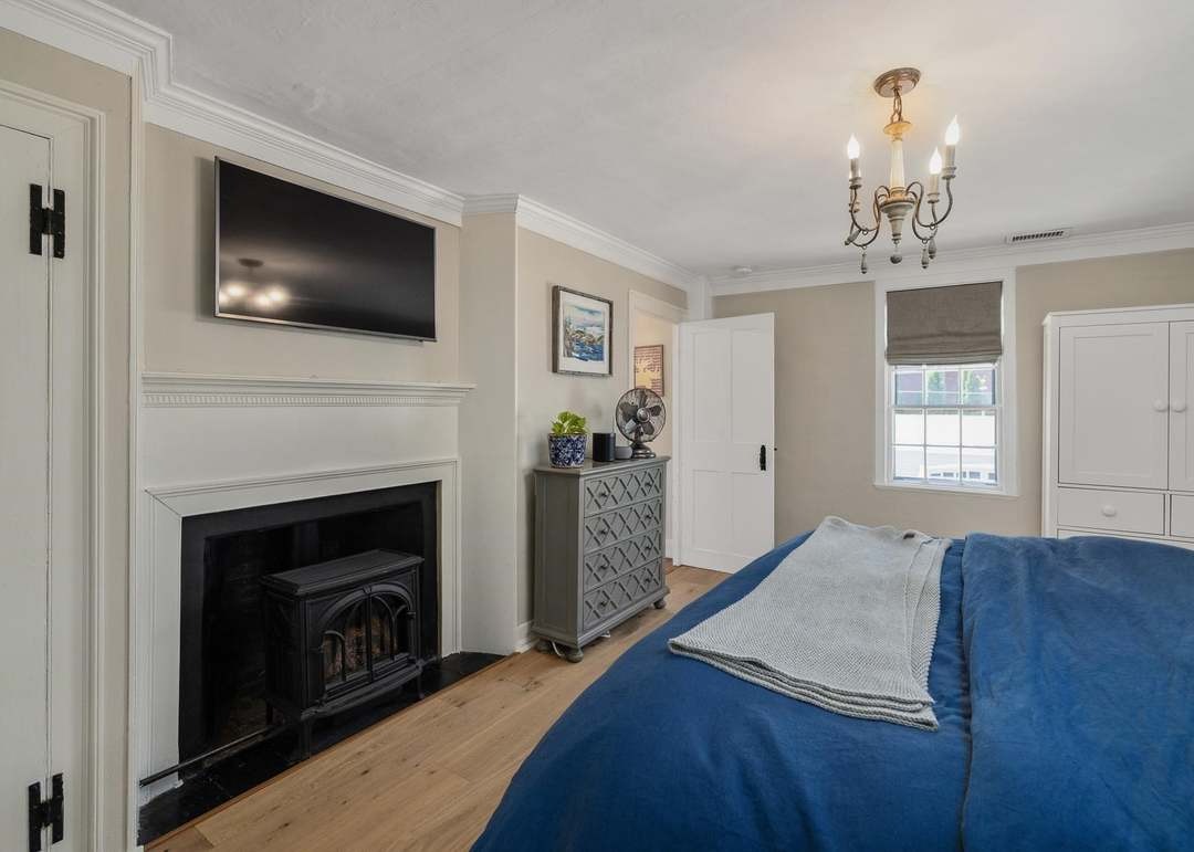 28 Dennett St