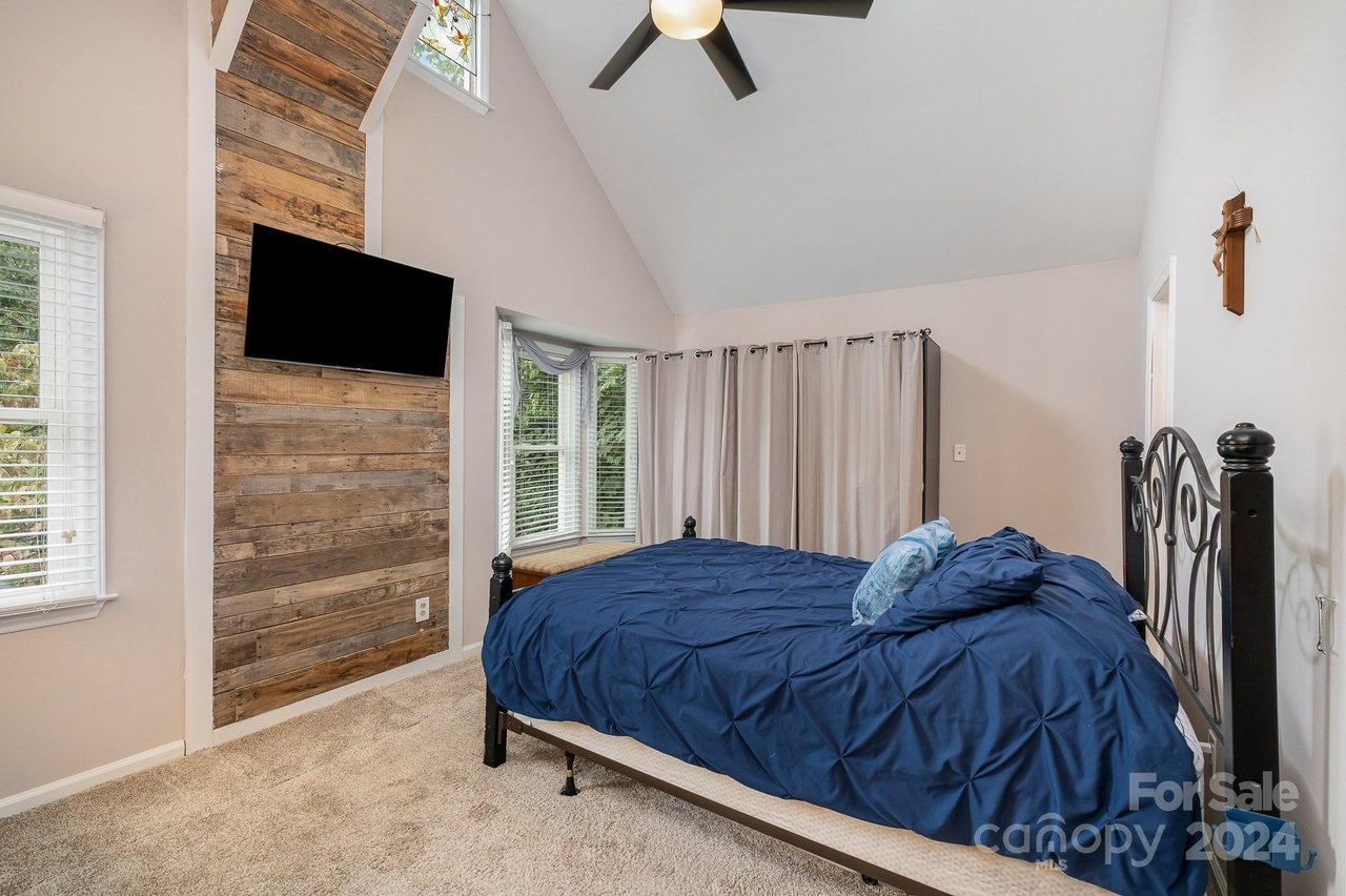 324 W 10th St