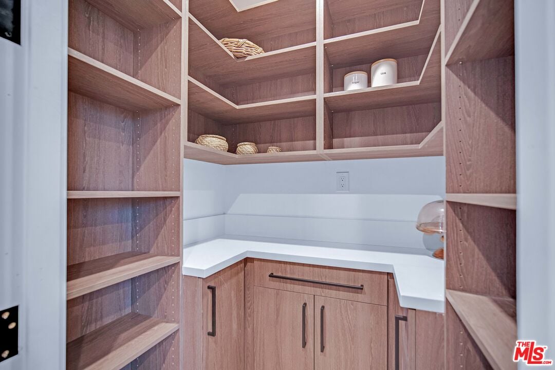 Canyon Lake Dr, 90068