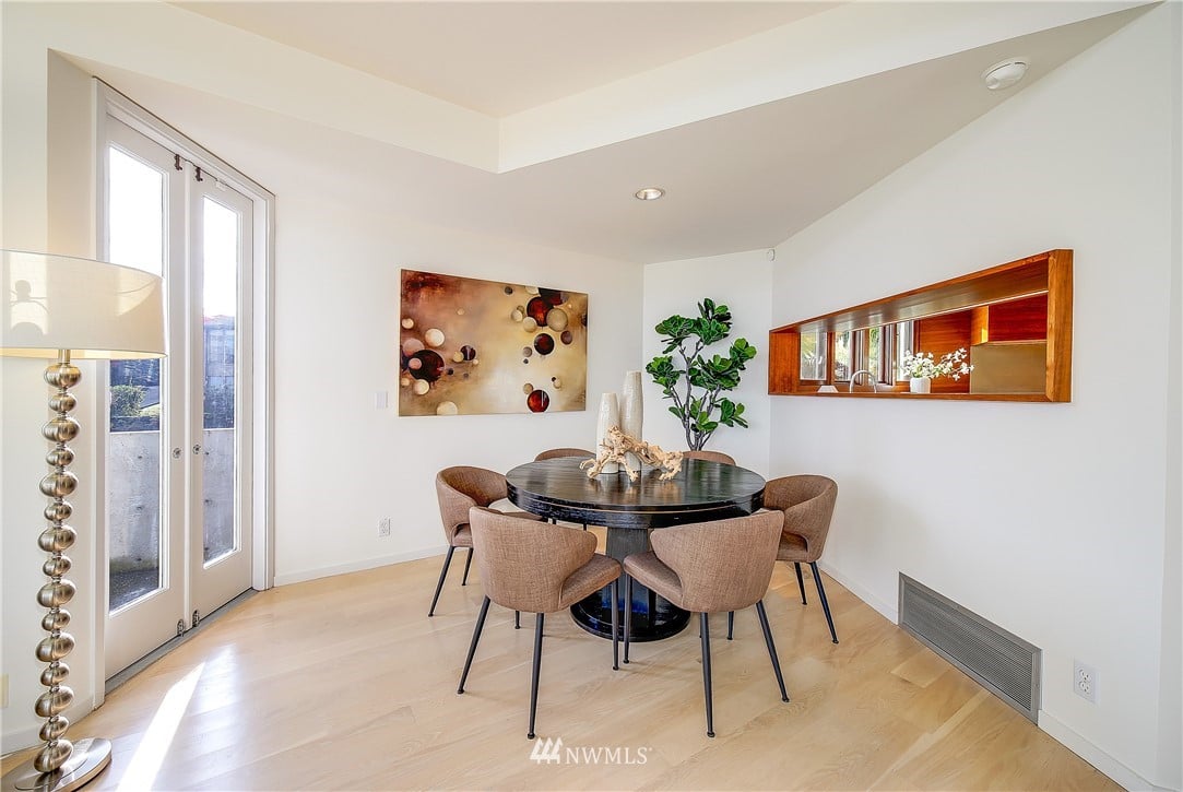 8631 Inverness Dr, NE