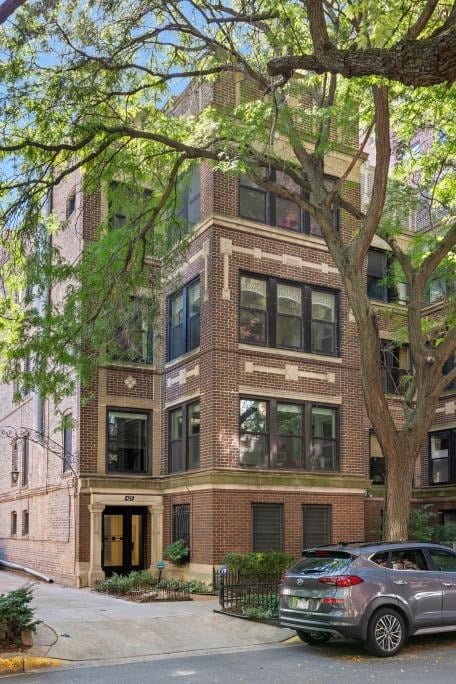 425 W Briar Pl APT 2E