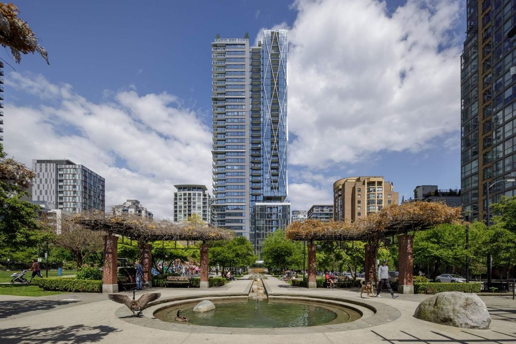 1111 Richards St, #2104