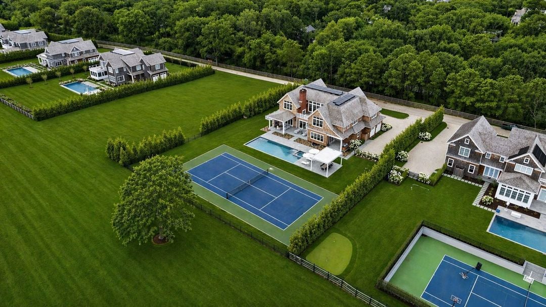 460 Edge of Woods Rd