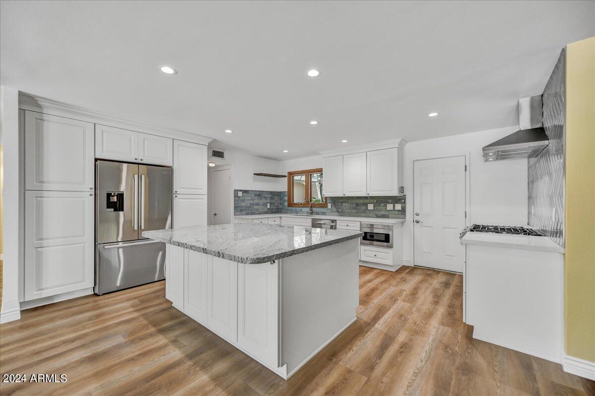 2347 E Orangewood Ave