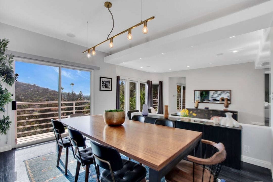 Solaris Manor, N Knoll Dr, 90068