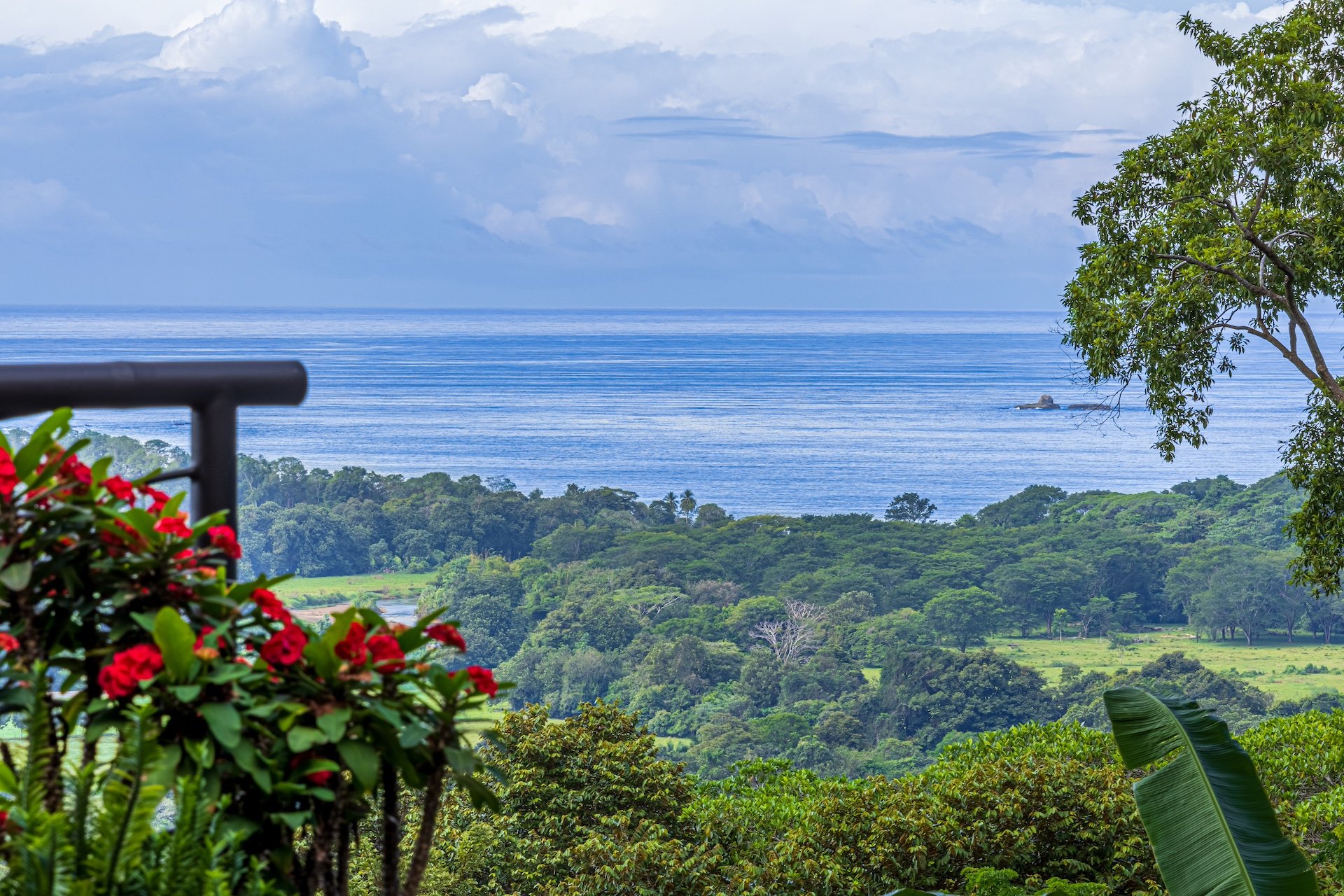 Casa Meraki: Modern Tropical Living with Whale’s Tail Views in Uvita