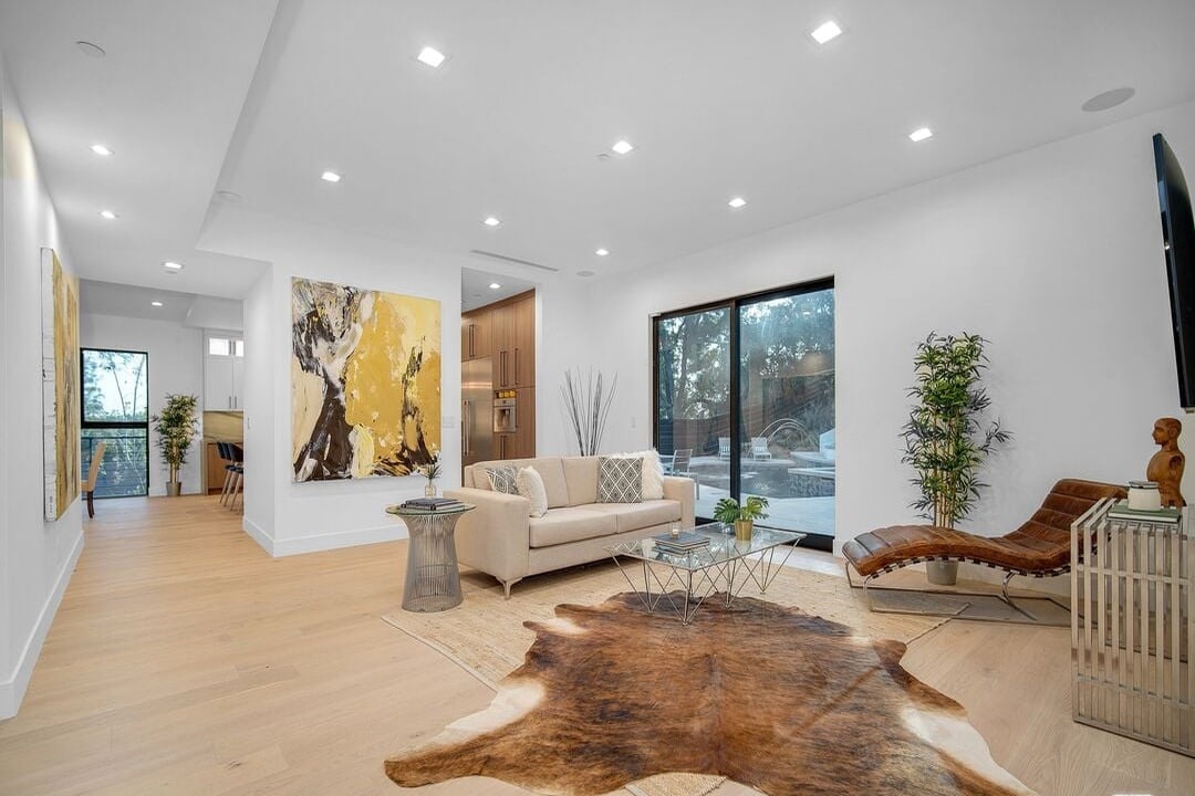 Canyon Lake Dr, 90068