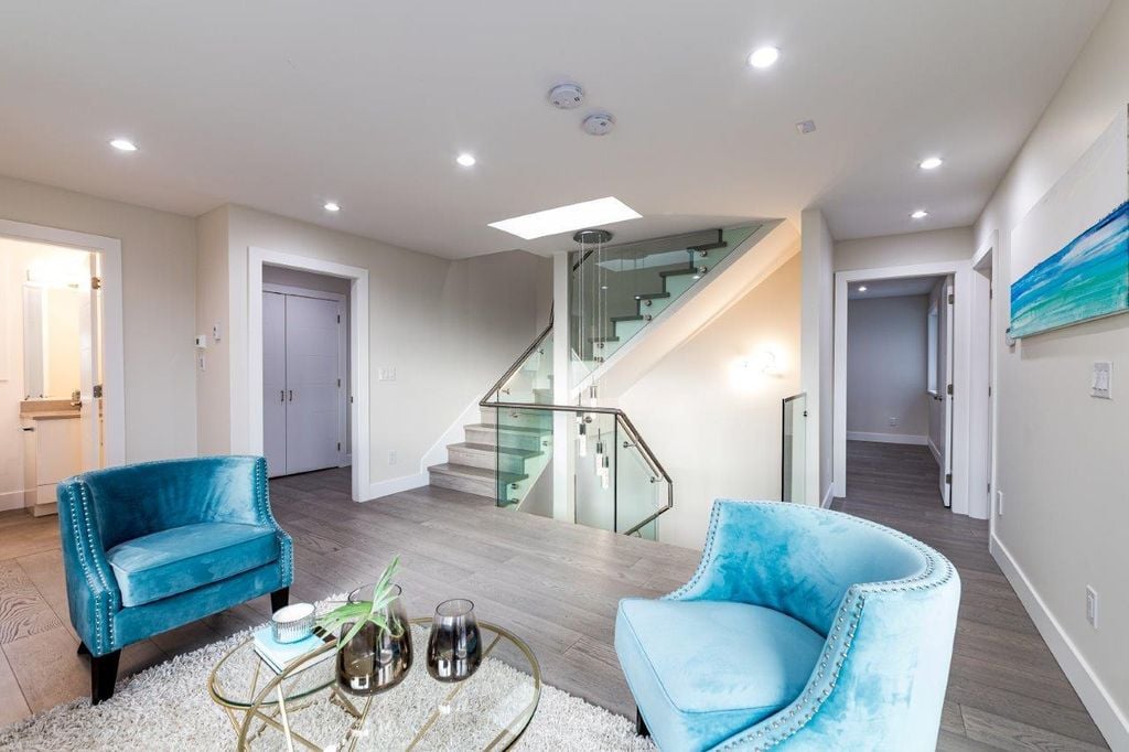 339 W 26th St