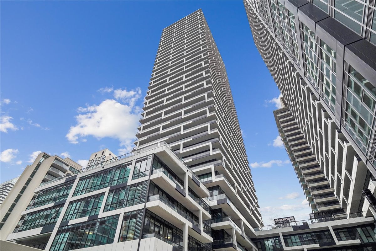 2-bedroom, 2-bathroom CORNER suite