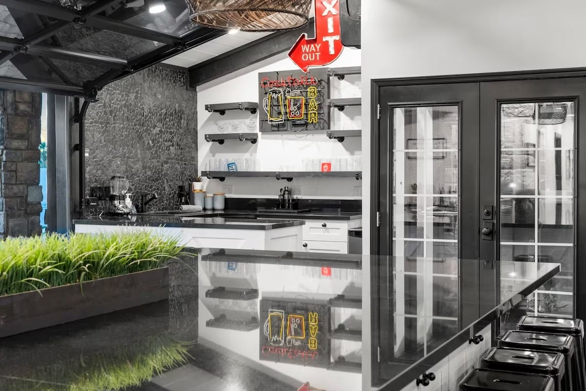 Phoenix Luxury! Pickleball | Free Heated Pool | Hot Tub