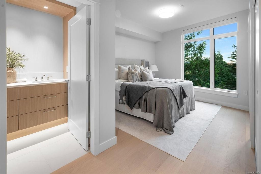 5229 Cordova Bay, #303
