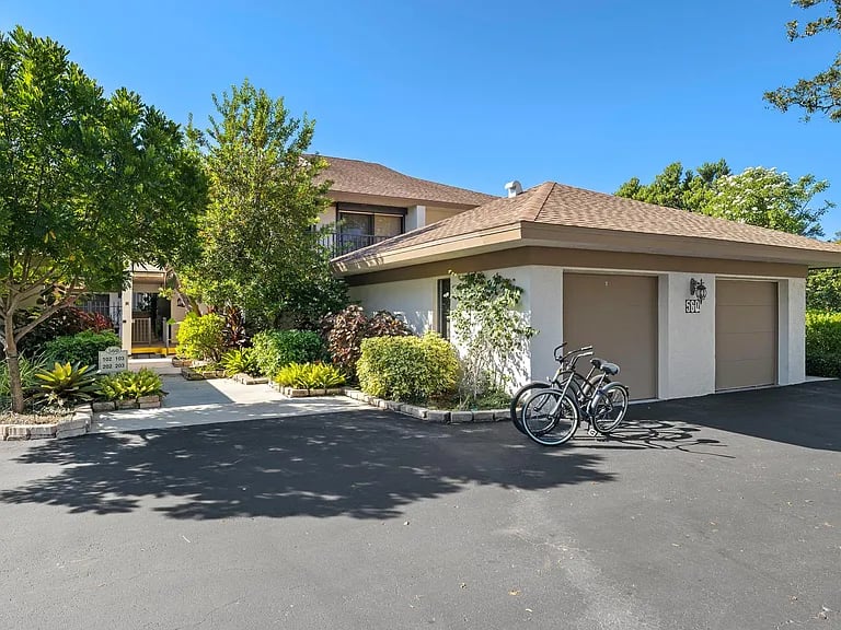 560 Retreat Dr