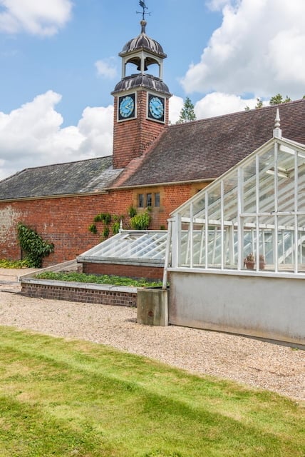 Thorne House – A Stately English Retreat