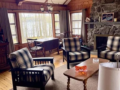 93 Lakeside Dr