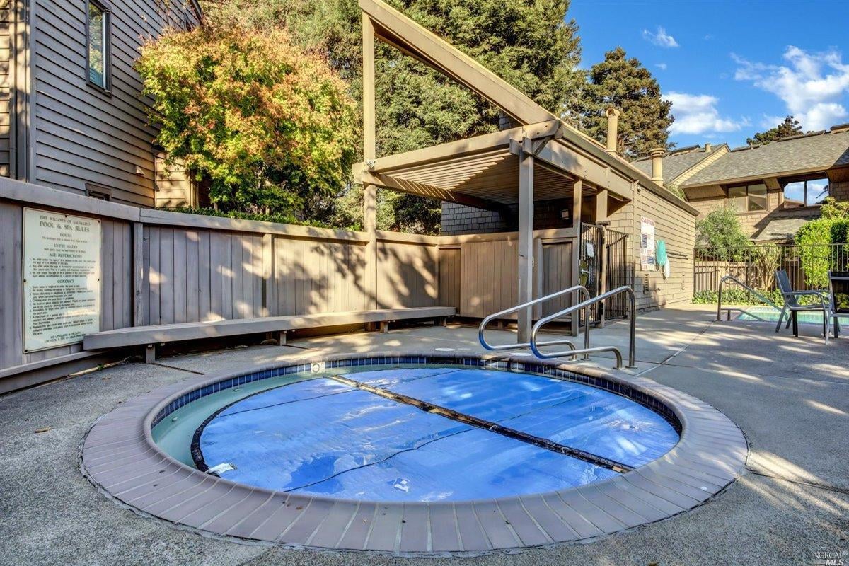 10 Willow Ln