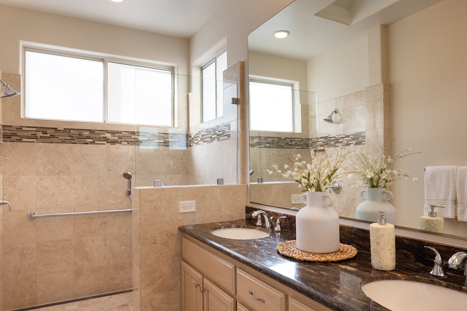 Las Palmas Living - 17776 Riverbend Road