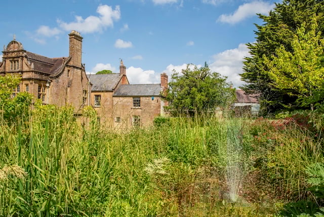 Thorne House – A Stately English Retreat