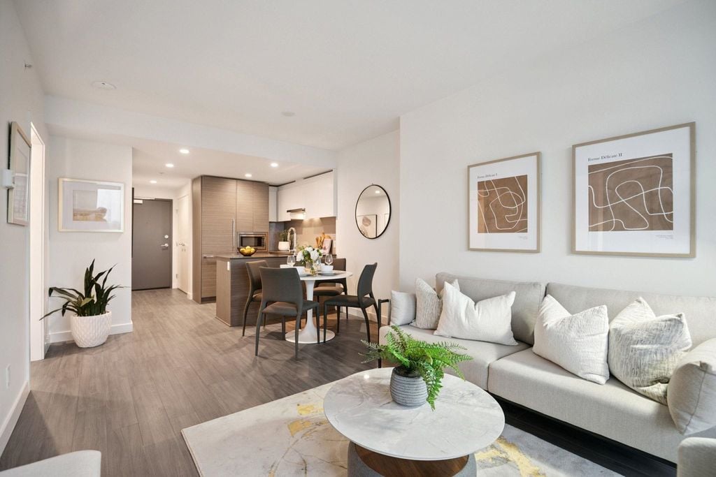 13615 Fraser Hwy, #402