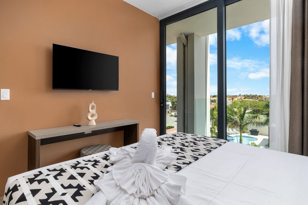 Arashi Boutique Condominiums 