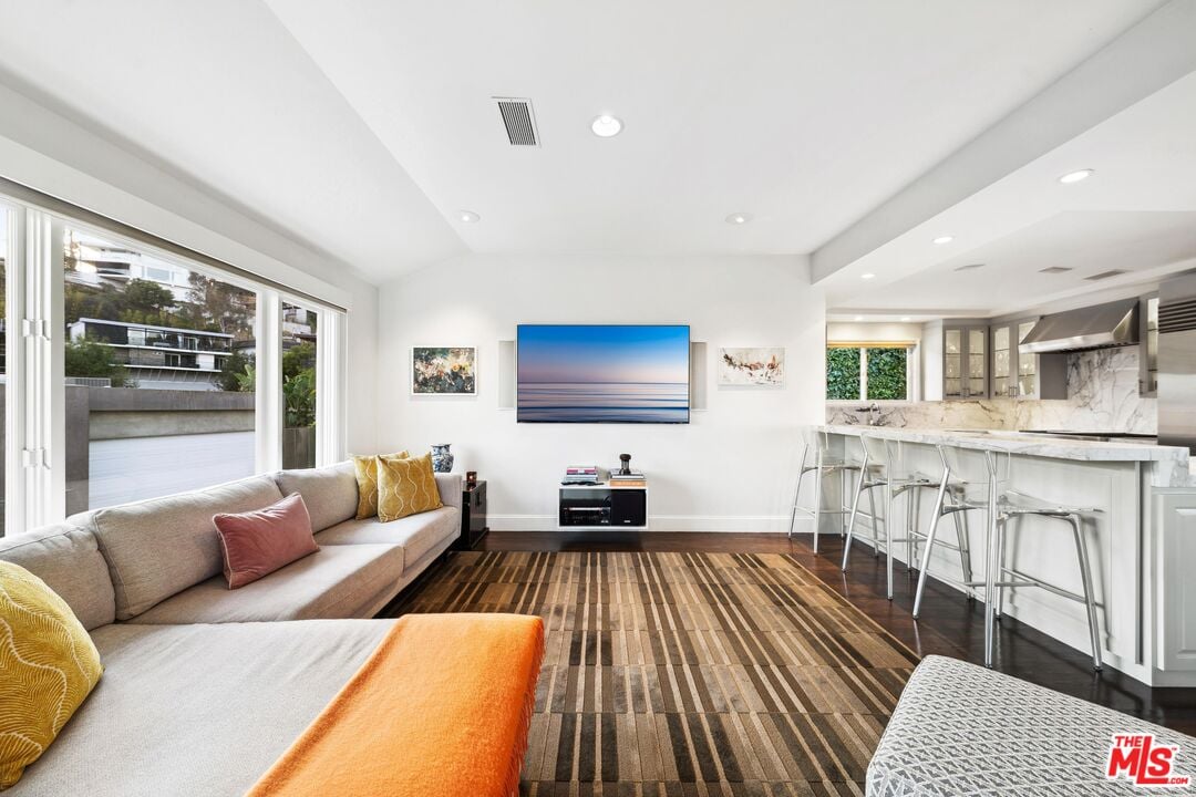 Sierra Mar Dr, 90069