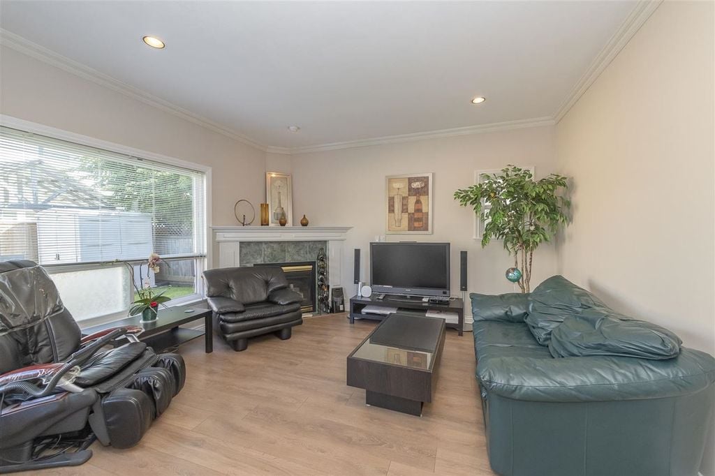 9260 Pauleshin Cres