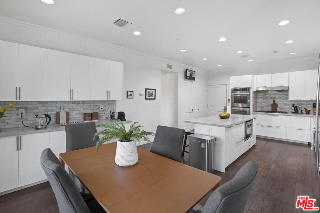 Solaris Manor, N Knoll Dr, 90068