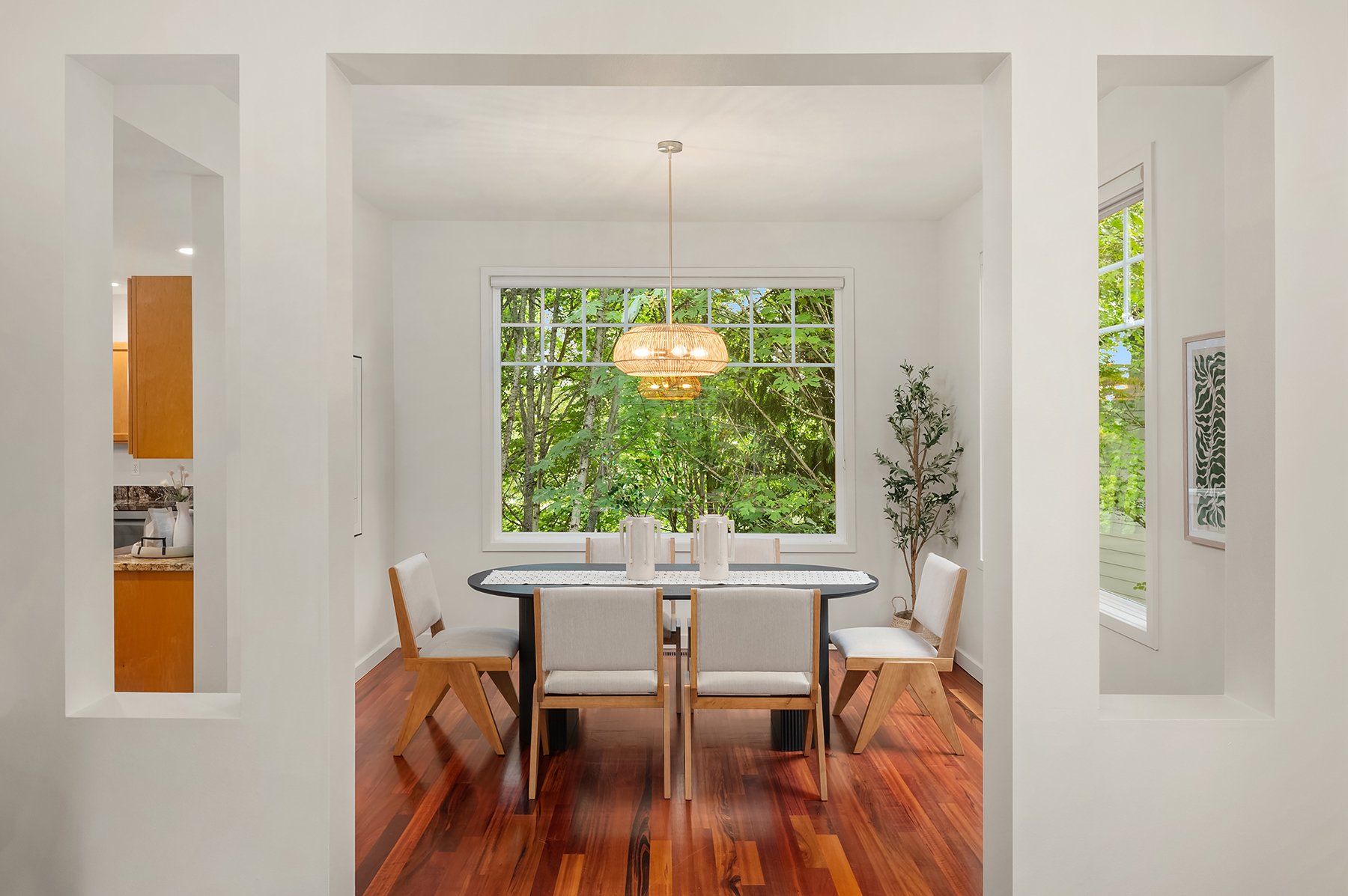 Quiet Elegance in Kirkland: Ideal Location & Natural Beauty