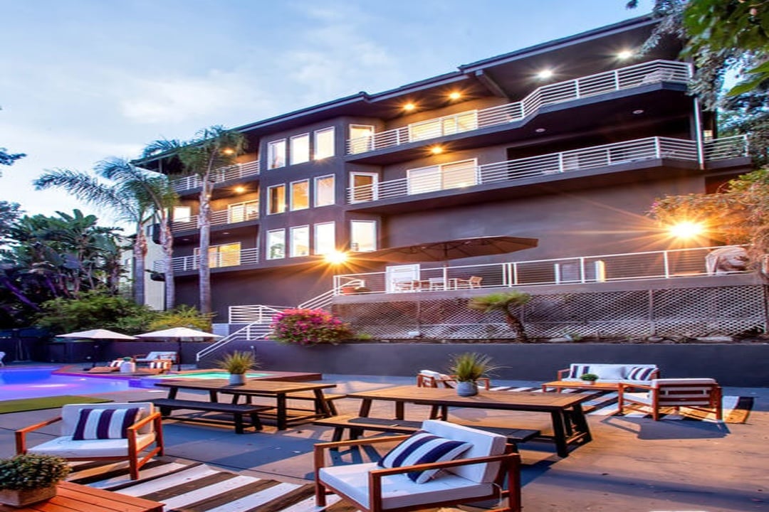 Solaris Manor, N Knoll Dr, 90068