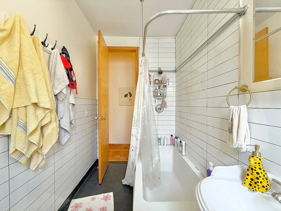 1054 Bergen St D2