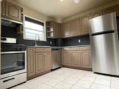 6110 230th St Fl 2