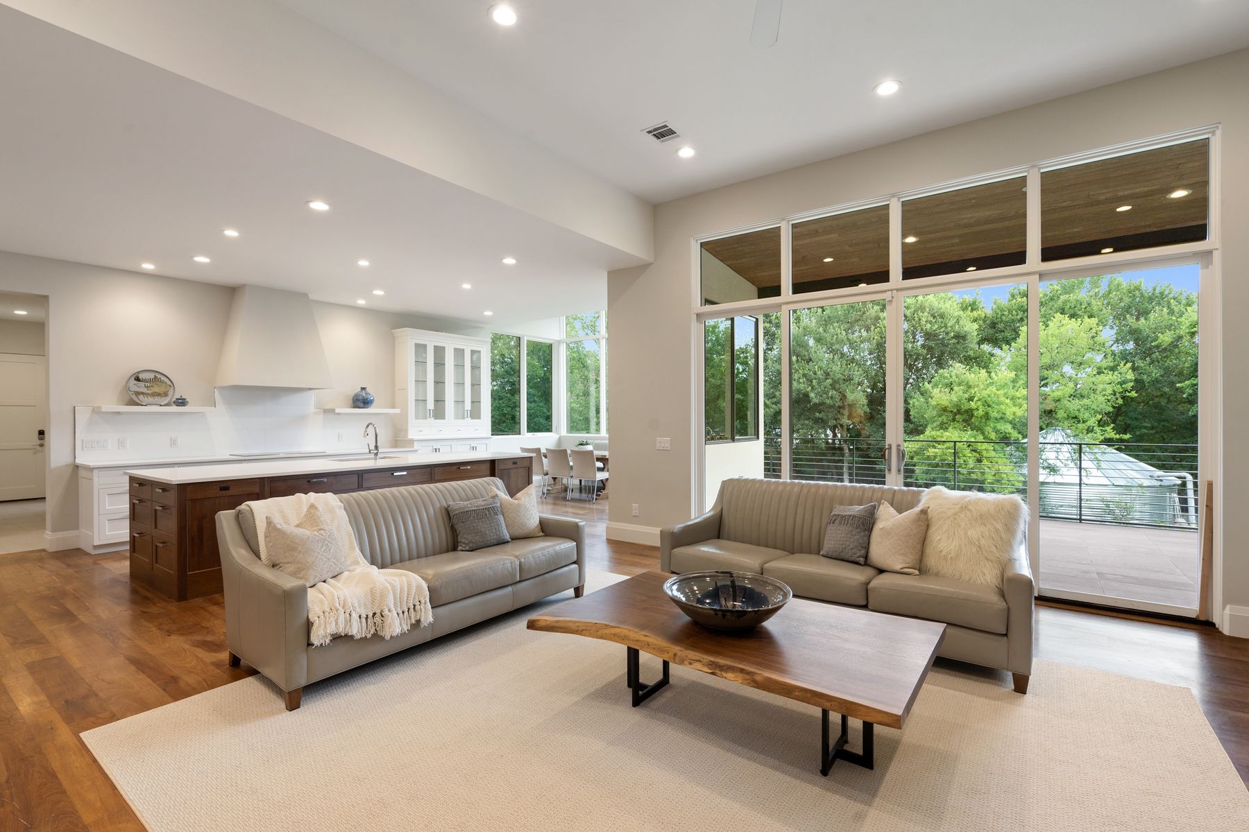 Las Lomas Contemporary