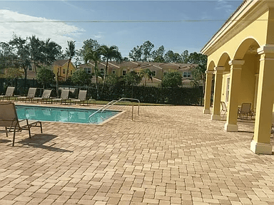 1325 Mariposa Cir #3-204