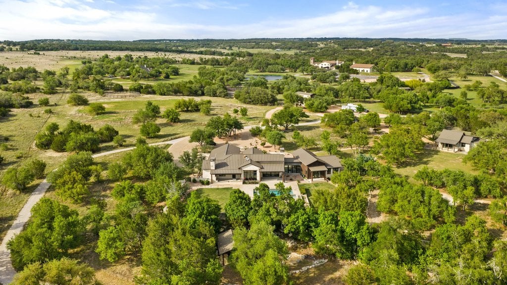 Horseman's Paradise in the heart of Dripping Springs