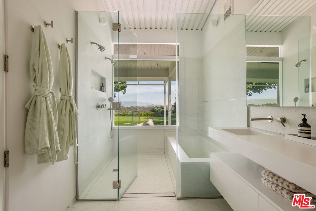 Celestia Manor, Stradella Rd, 90077