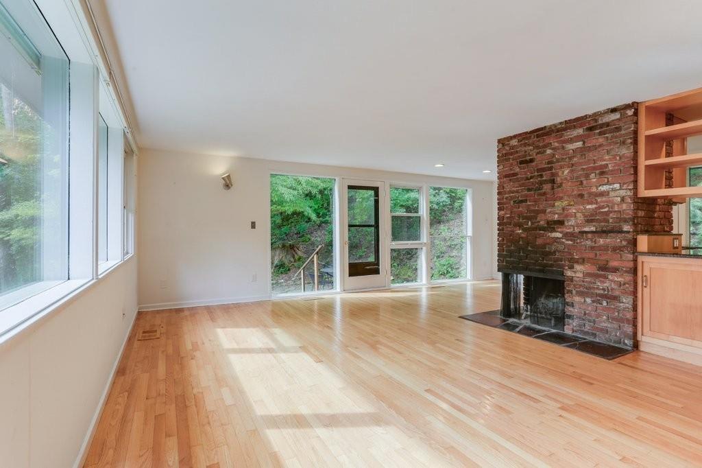 215 The Valley Road