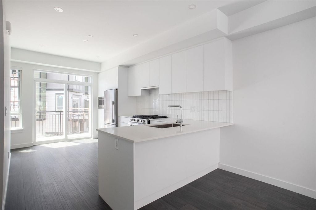 4292 Wolf Wy, #33