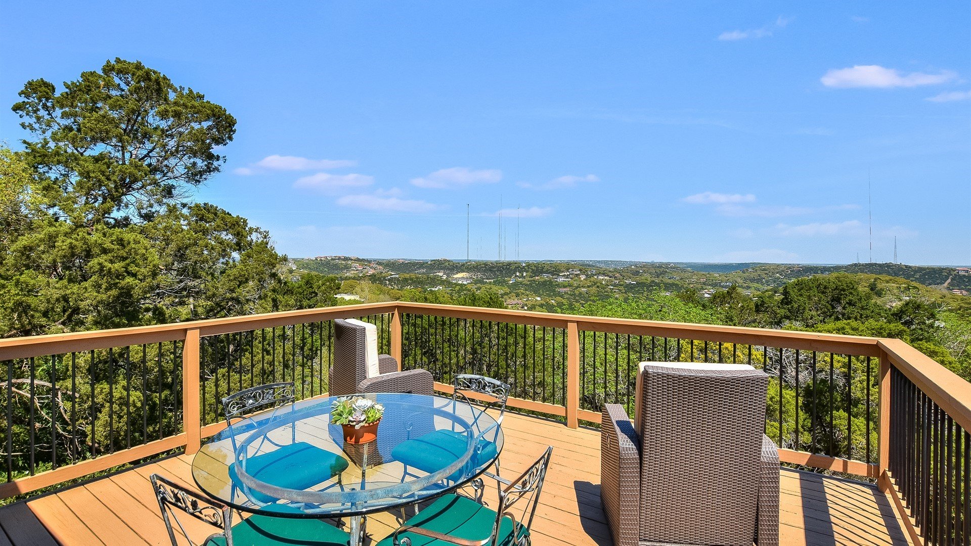 Hilltop Retreat with Panoramic Views