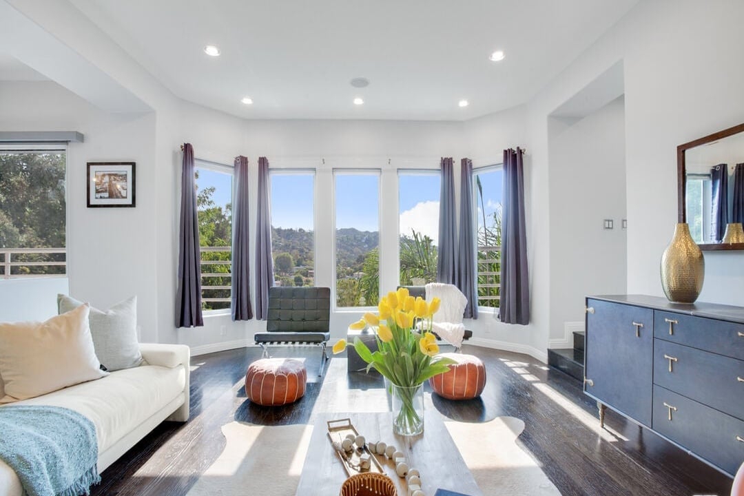 Solaris Manor, N Knoll Dr, 90068