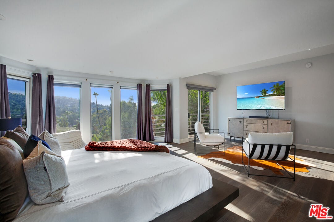 Solaris Manor, N Knoll Dr, 90068