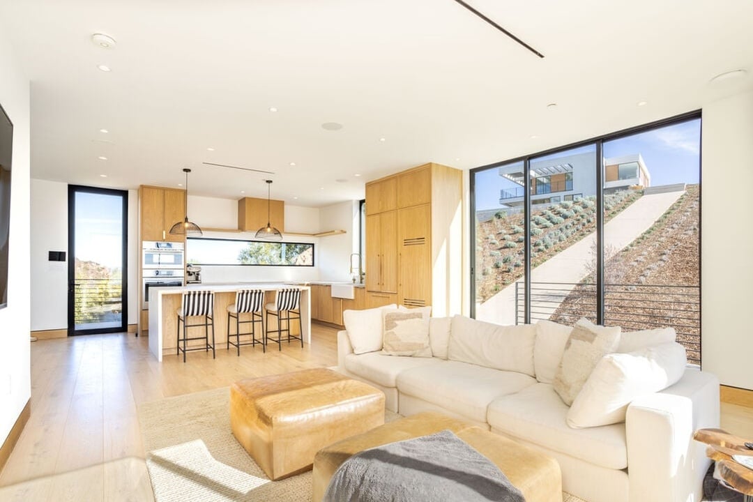 Mulholland Hwy, 90265