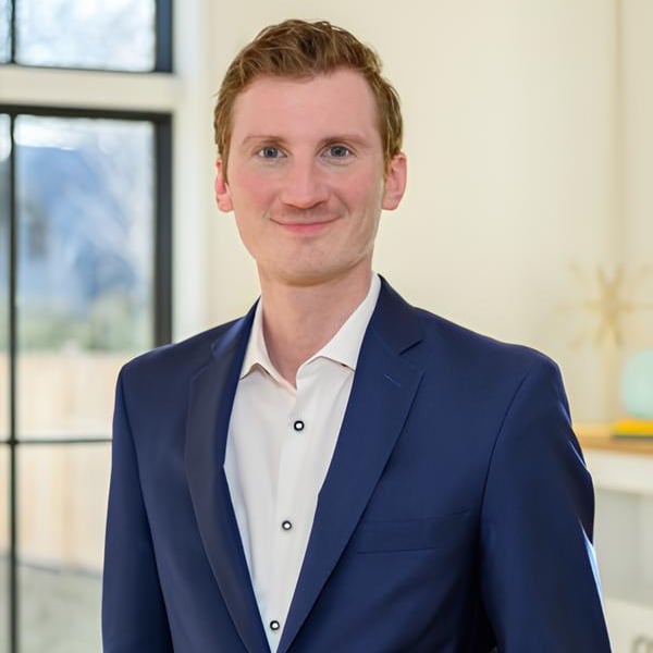 Grahm Bailey Chicago, IL Real Estate Agent Headshot