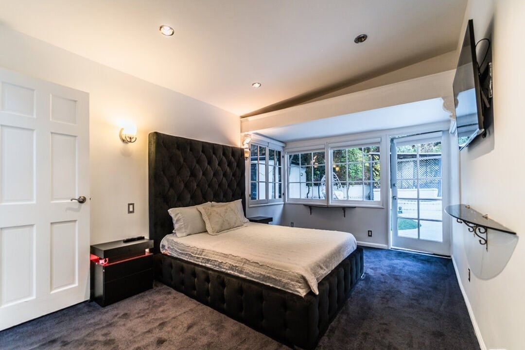 Evercrest Pavilion, Mulholland Dr, 90046