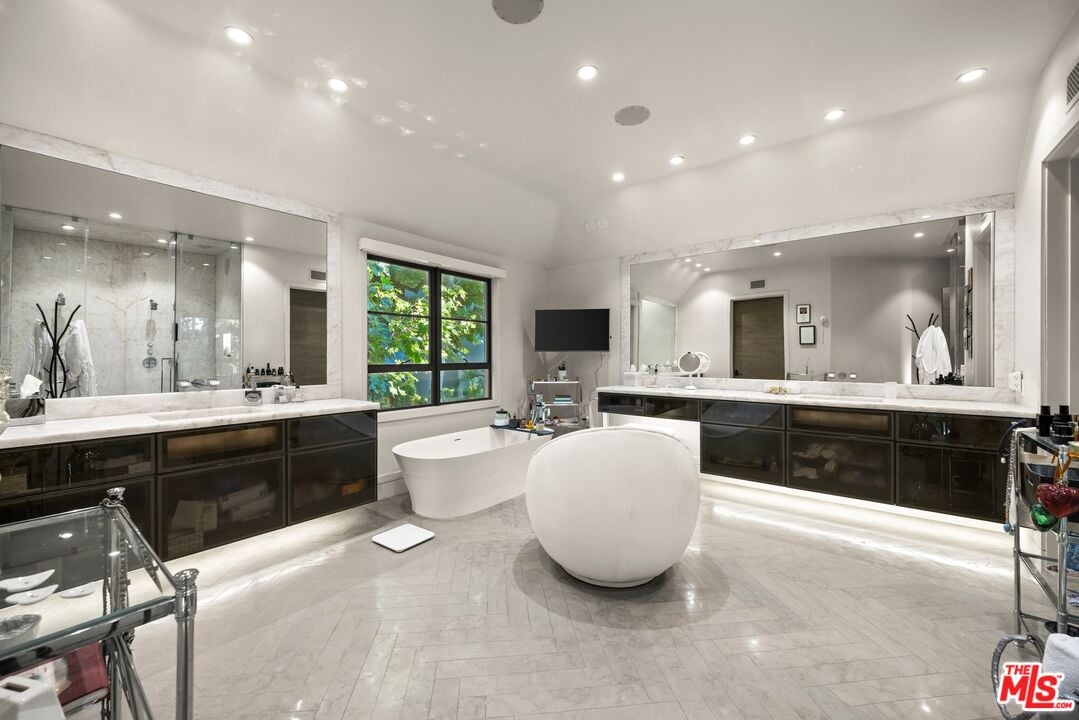 Stone Ridge Ln, 90077