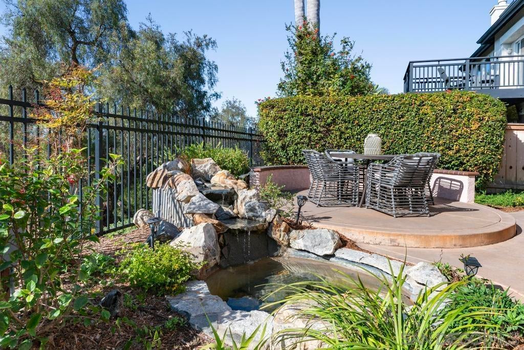 6579 Robinea Dr