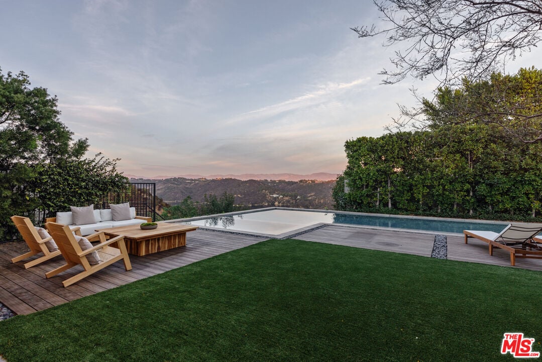 Aria Vista, Stradella Rd, 90077