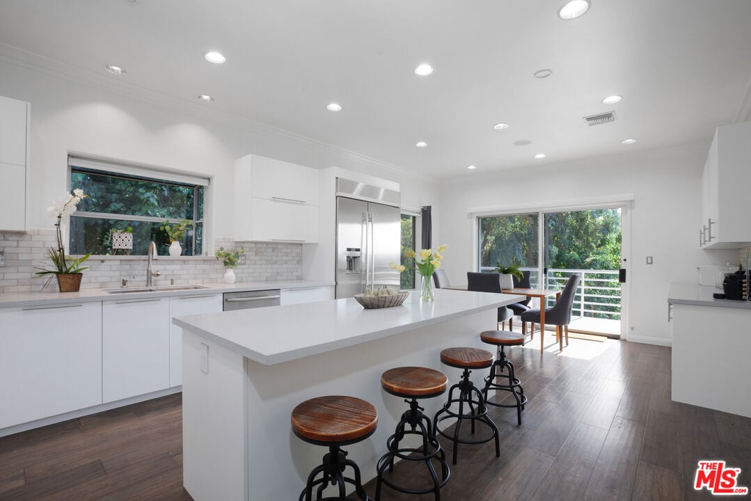 Solaris Manor, N Knoll Dr, 90068