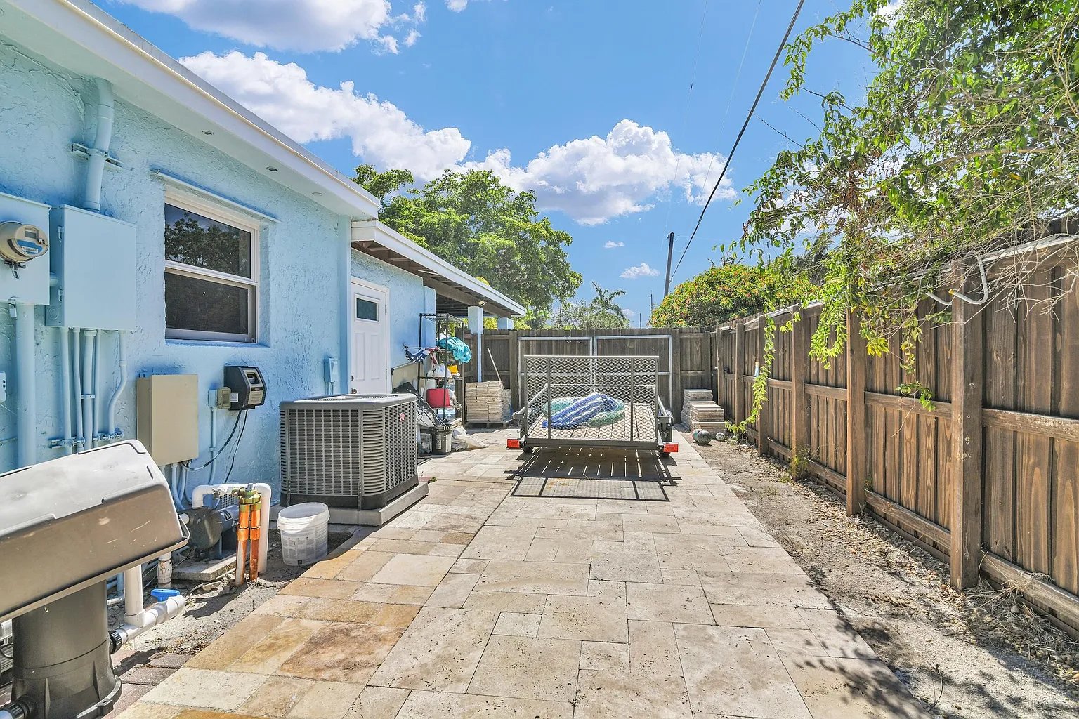 1218 SW 2ND Ave