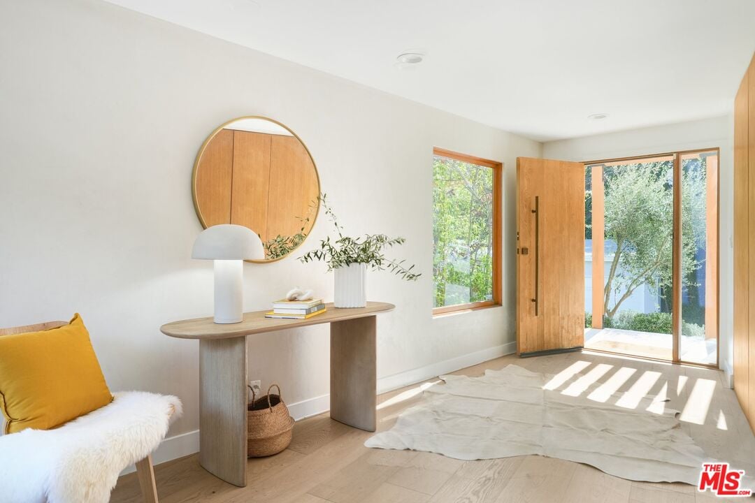 Sunset Crest Dr, 90046