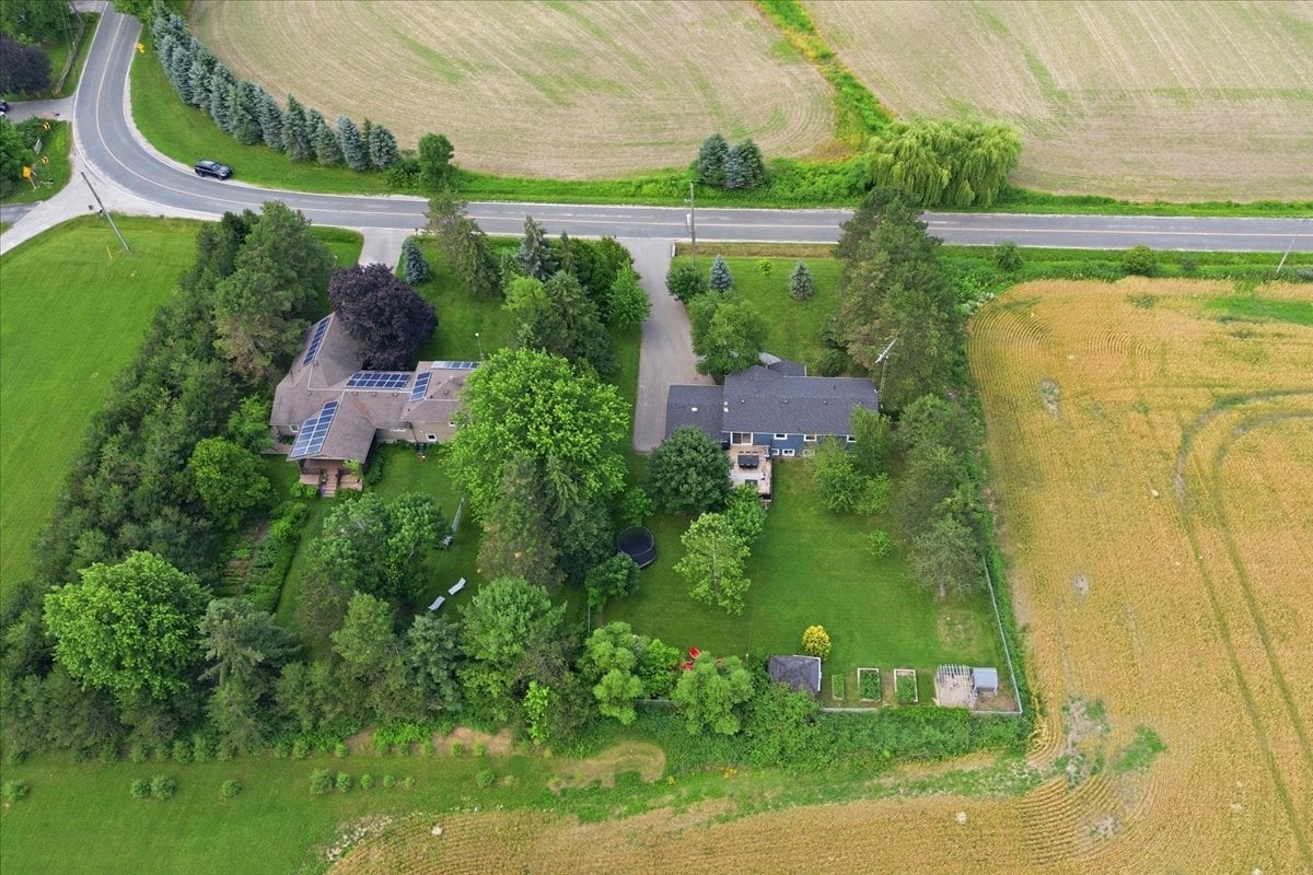 Country setting 10 minutes from the city!