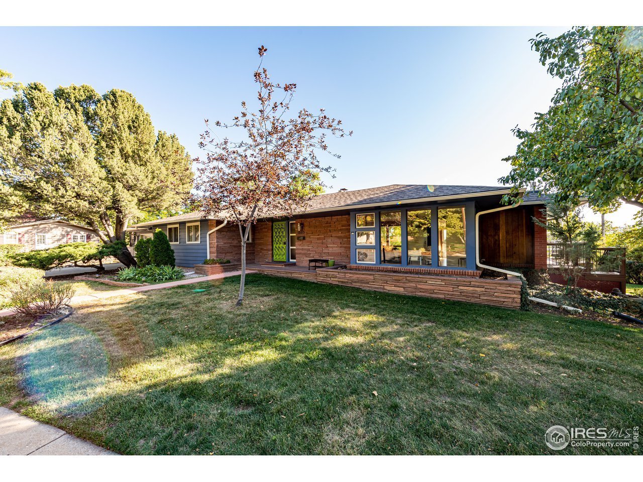 1883 Arapahoe Dr